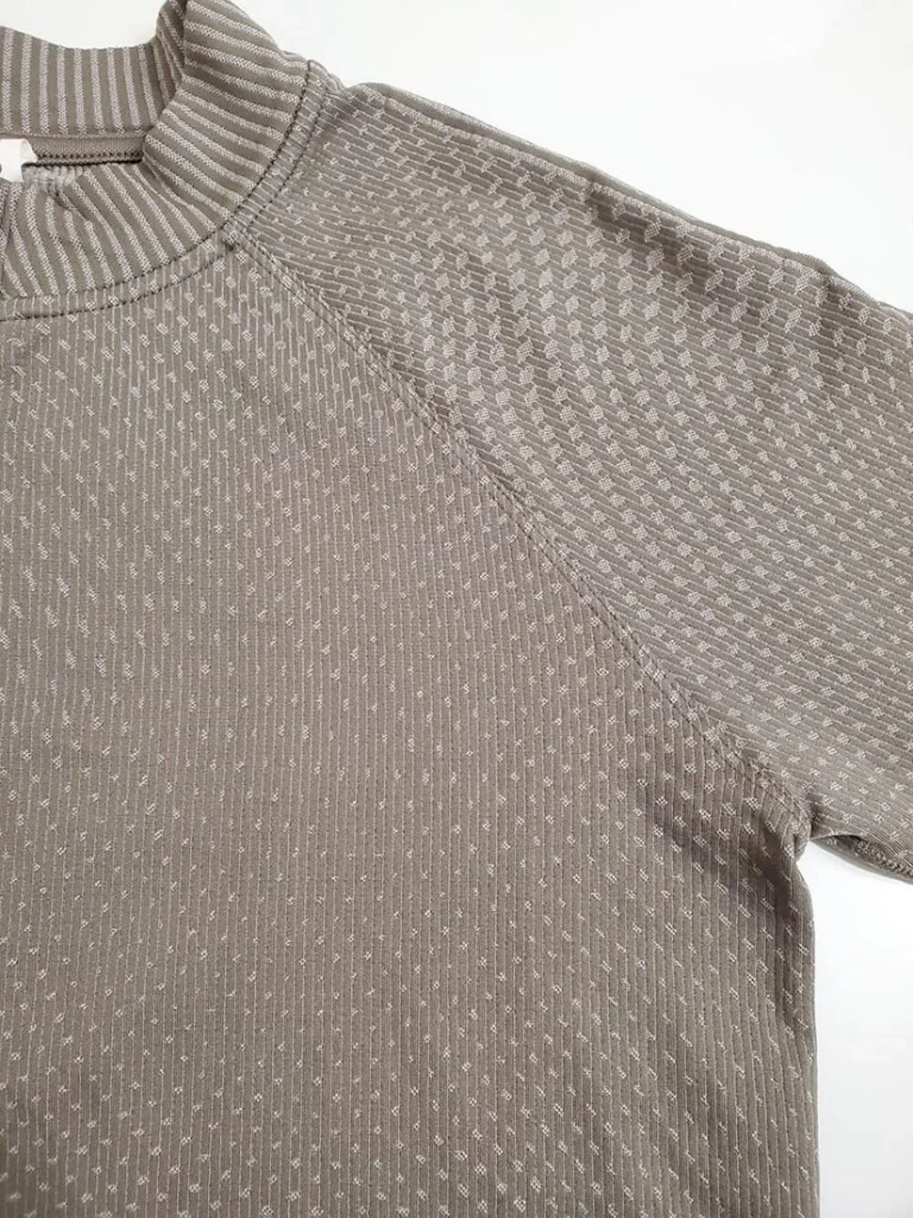 Lululemon Rest Less Cropped 1/2 Zip Top 10 Base Layer Seamless Stretch Thumbhole